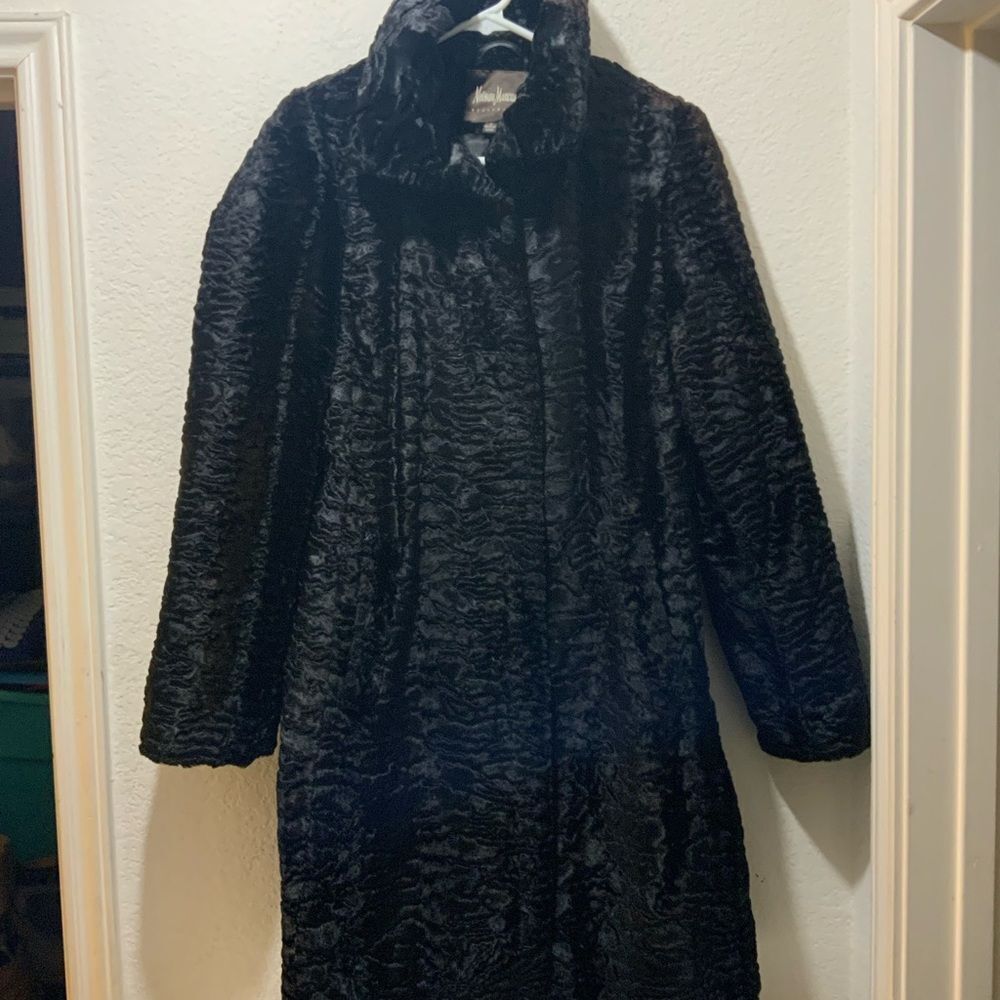 Neiman Marcus Black Fur Coat Elegant & Classic Design, Luxurious Fur View 2